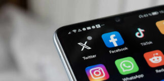 Smartphone screen with social media app icons.