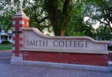 Entrance sign of Smith College surrounded by greenery