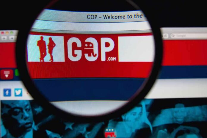 shutterstock_177035786 Magnifying glass focusing on GOP website banner